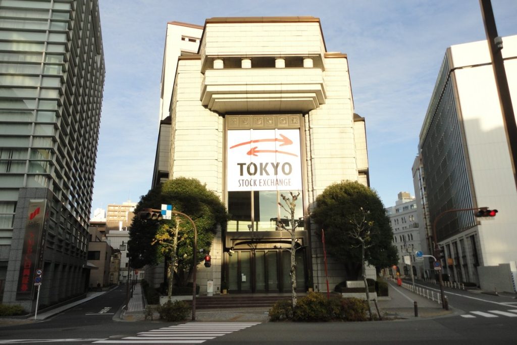 東京・日本橋兜町にある東京証券取引所の正面