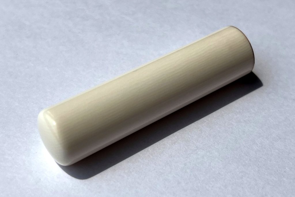 水牛の角で作られた円柱形の印鑑