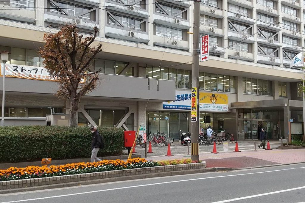 福岡市早良区役所の庁舎と前の道路