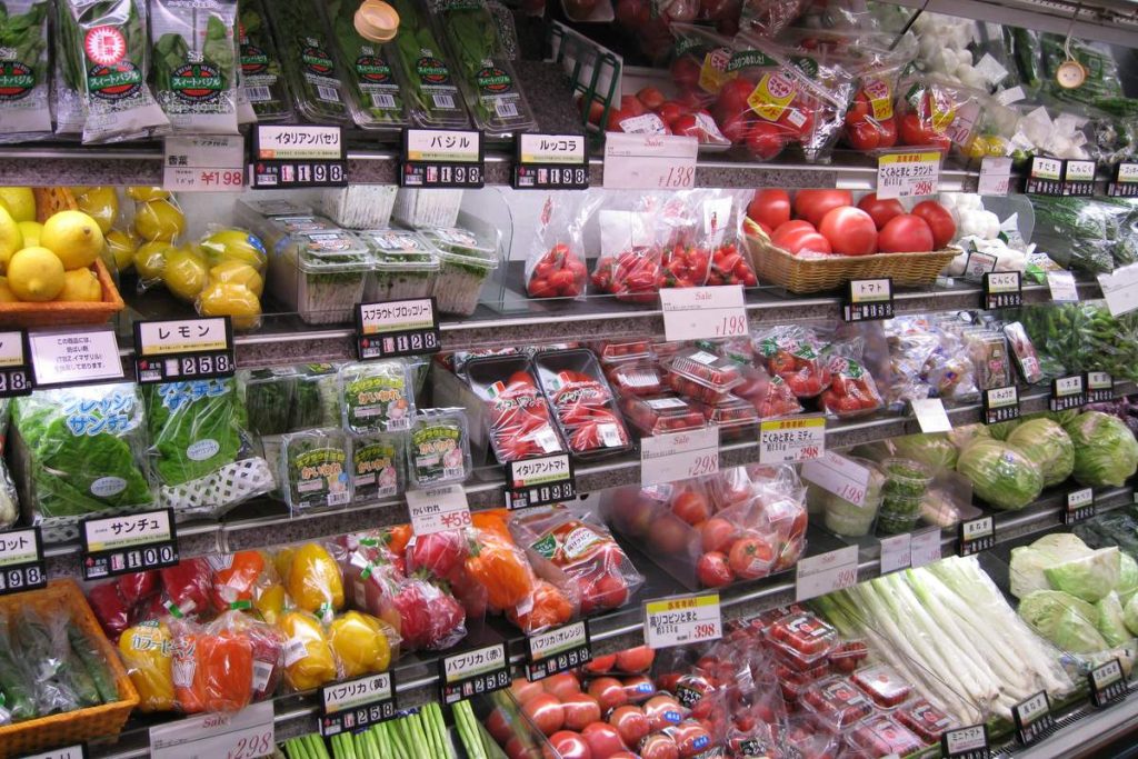 スーパーの野菜売り場に並ぶ袋詰めの野菜