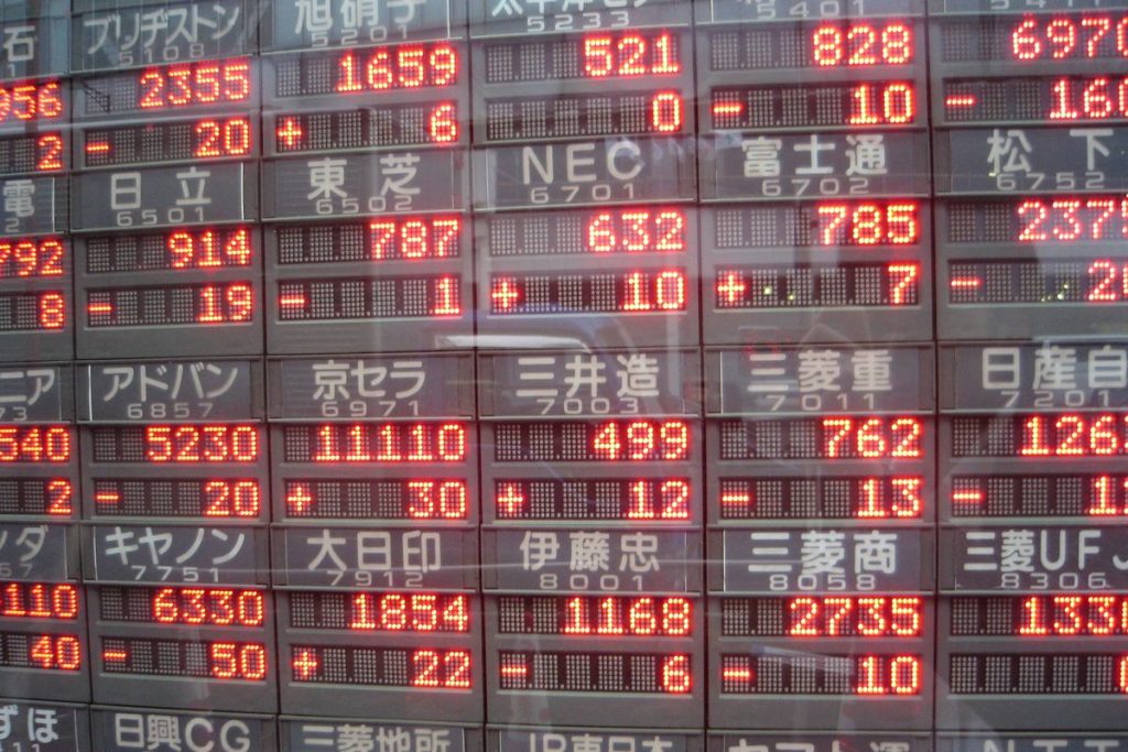 東京・八重洲の電光掲示板に並ぶ株価