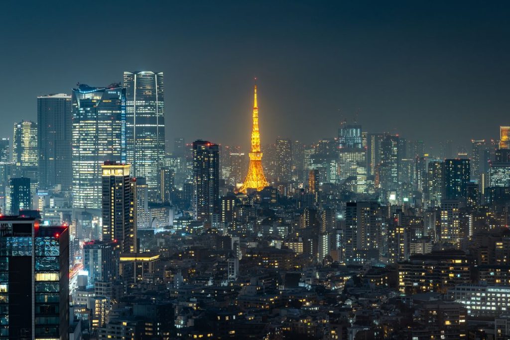 夜の東京タワーと港区周辺のビル群