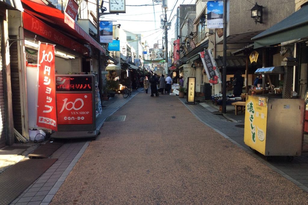 年末の谷中銀座商店街の通り