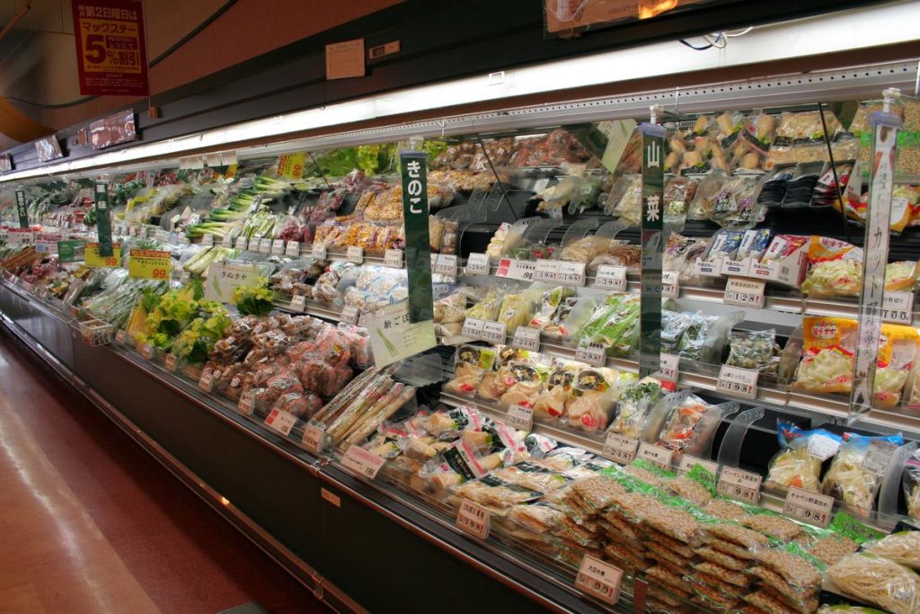 スーパーマーケットの野菜売り場