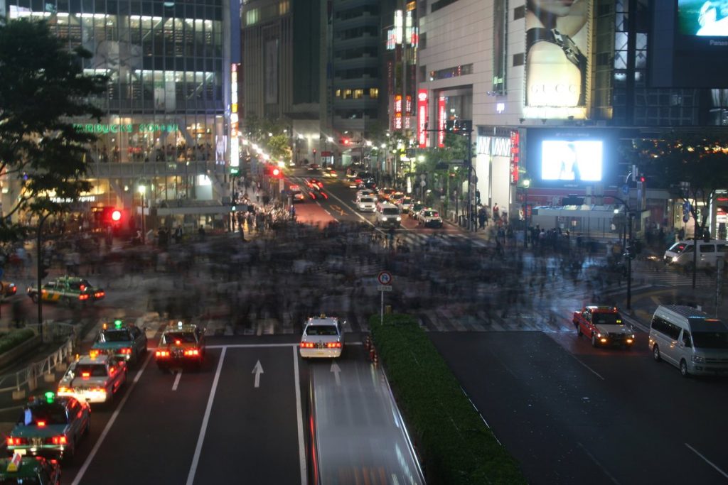 夜の渋谷駅前の交差点を長時間露光で写した街並み