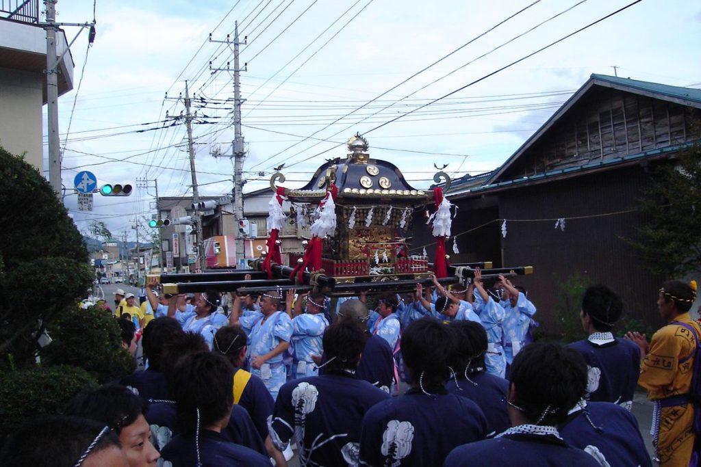 敬老の日に町を練り歩く神輿と担ぎ手