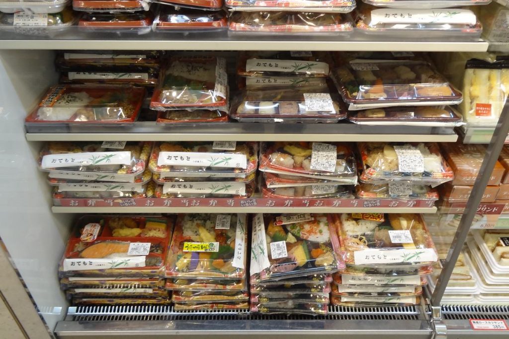 コンビニの棚に並ぶ弁当