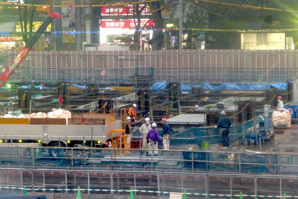 府中駅前の工事現場で作業する人たち