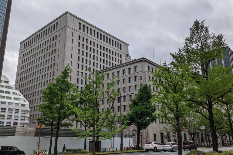 大阪・御堂筋に面した日本生命保険の本店本館と東館