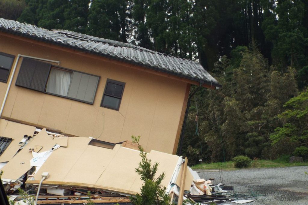 2016年の熊本地震で1階がつぶれた熊本県阿蘇地方の木造住宅