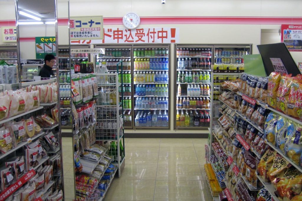 セブン-イレブン店内の通路と商品棚