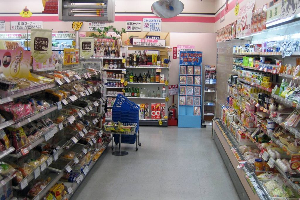 ローソンの店内。商品棚が並ぶ通路