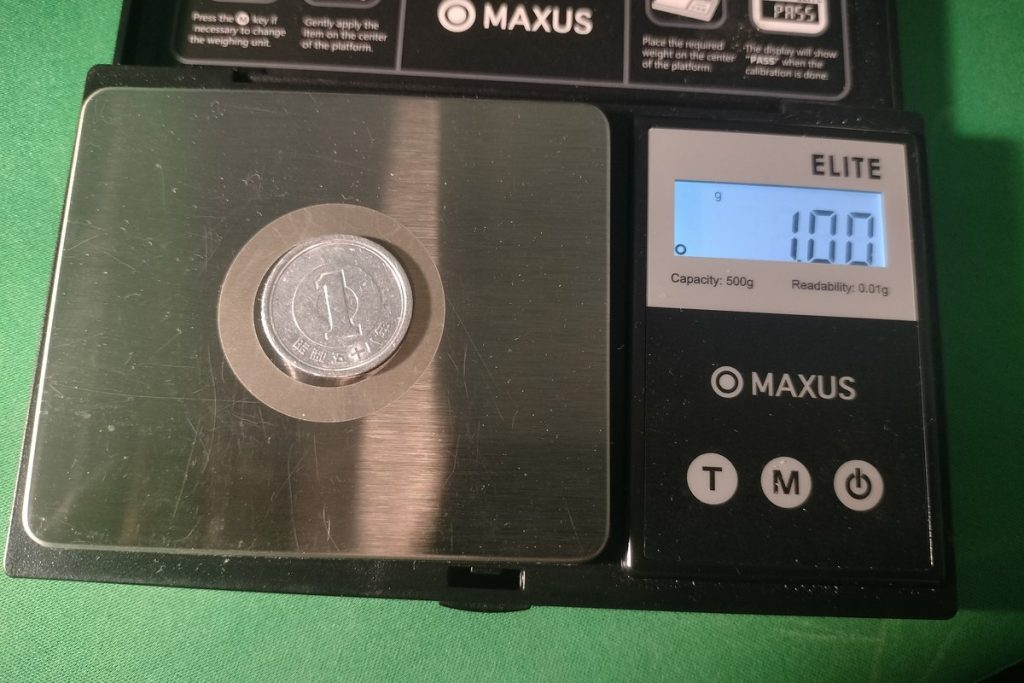 デジタルはかりの上に置かれた1円硬貨