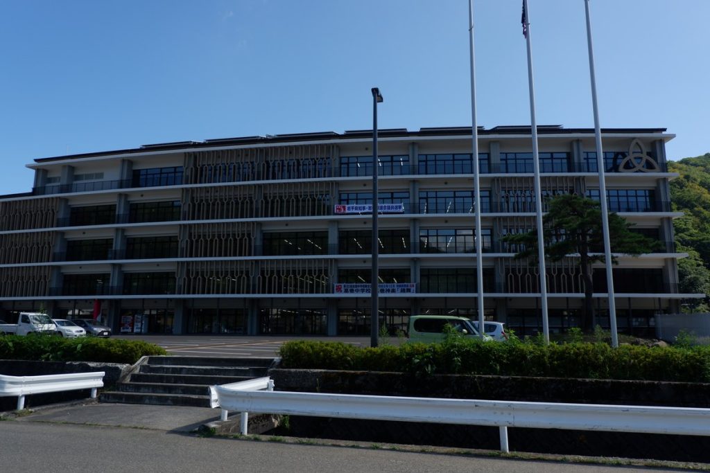 岩手県葛巻町役場の庁舎外観