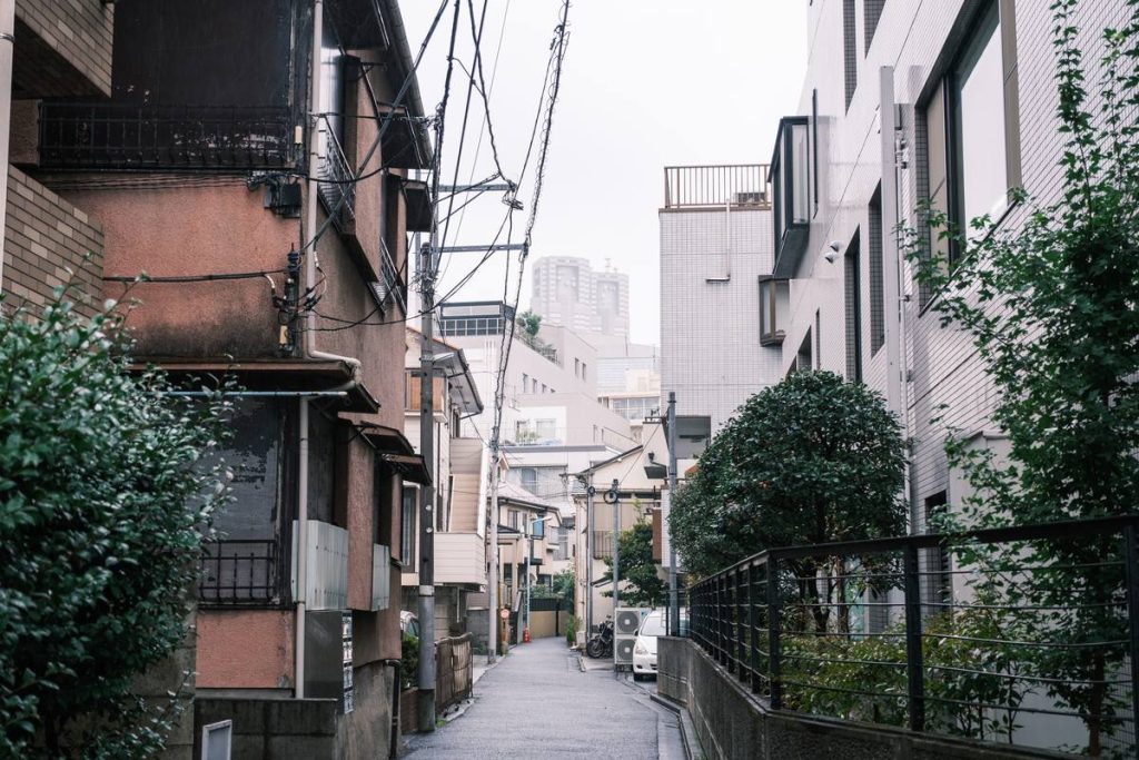 東京・新宿の住宅街の細い路地