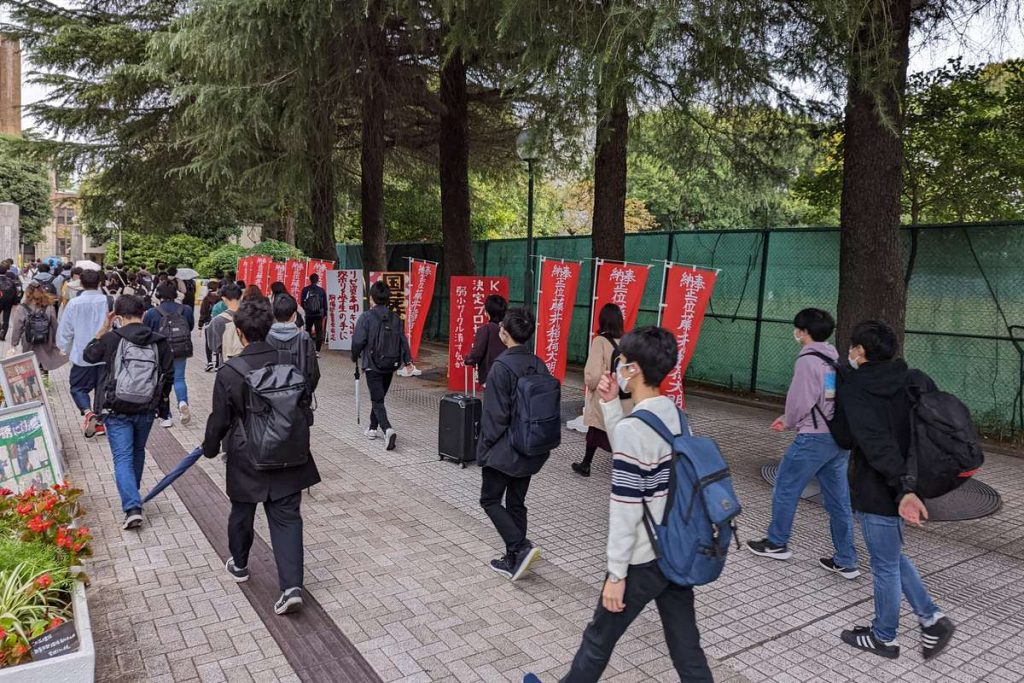 東京大学駒場キャンパスの正門に向かって歩く学生たち