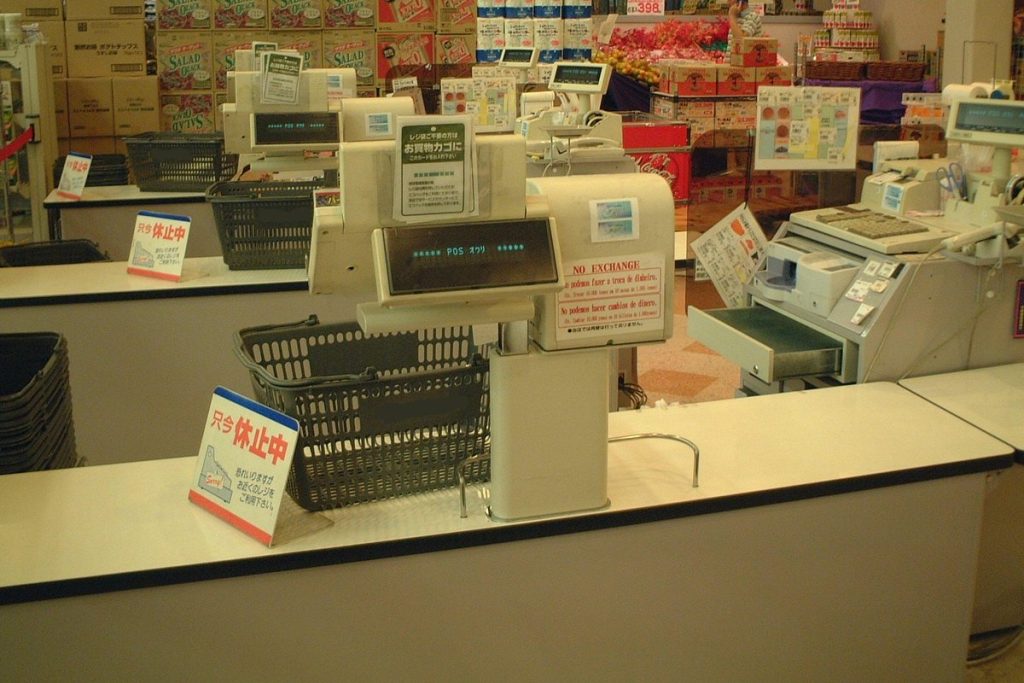 日本のスーパーのレジカウンターに並ぶレジスター