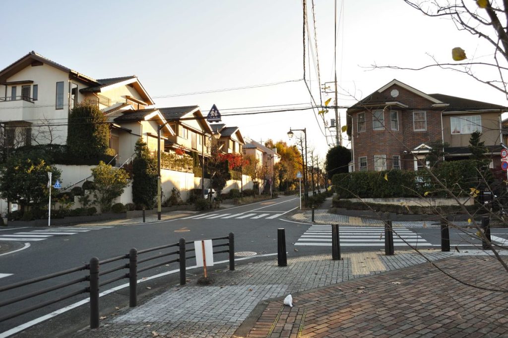 戸建て住宅が並ぶ東京都稲城市の住宅地の通り