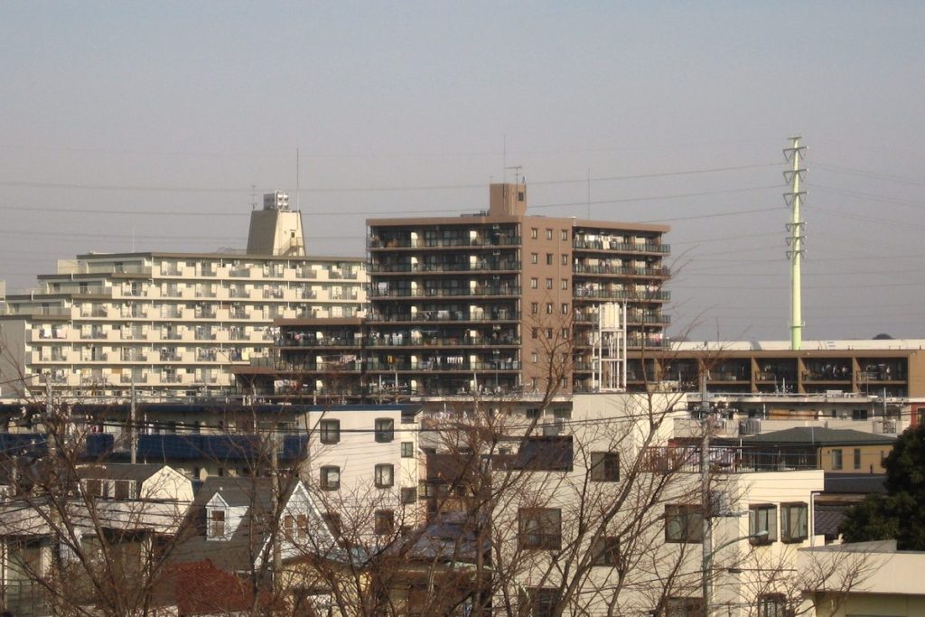 埼玉県川口市芝富士に建つマンション群と住宅