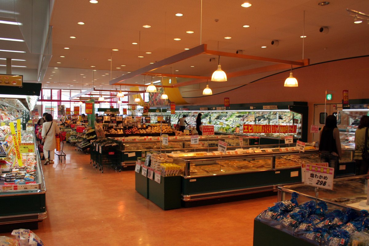 兵庫県のスーパーマーケットの店内。野菜や総菜の売り場が奥まで続いている
