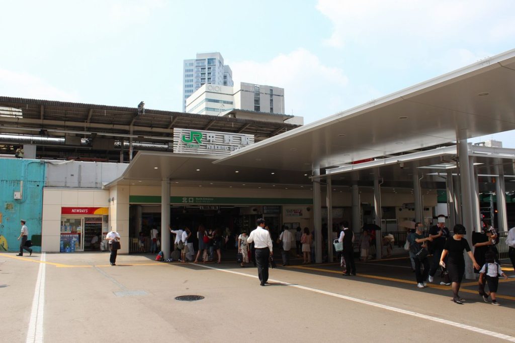 JR中野駅北口の駅舎と駅前を歩く人たち（東京都中野区、2012年撮影）