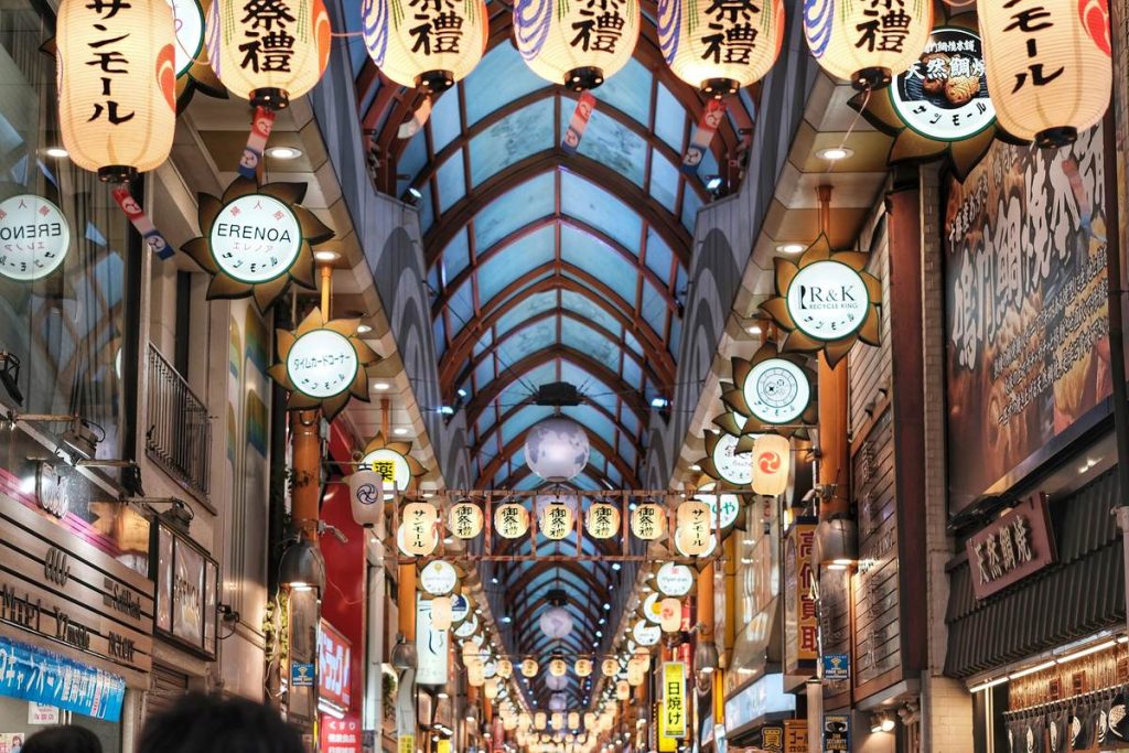 提灯と看板が並ぶ中野サンモール商店街のアーケード（東京都中野区）