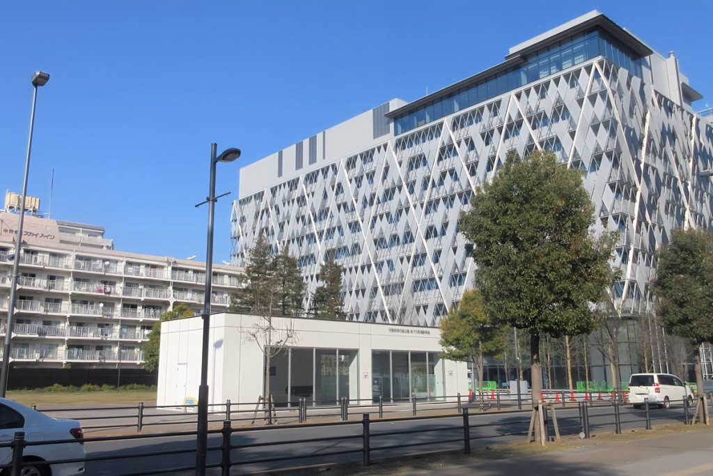 2024年に完成した中野区役所の新庁舎と前の通り（東京都中野区）