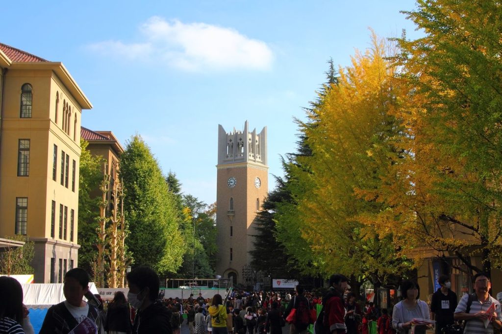 イチョウが色づいた早稲田大学早稲田キャンパスと大隈記念講堂の時計塔
